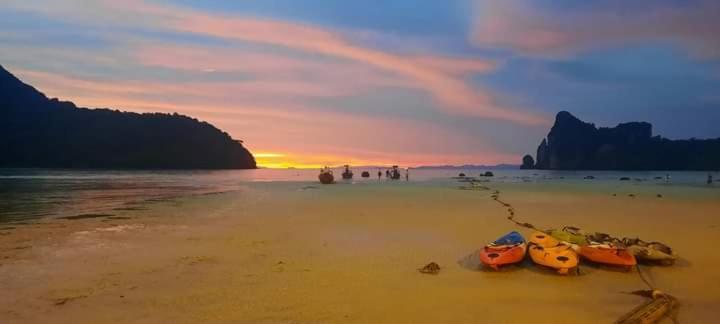 Dalum Beachhouse Phi Phi Islands Exterior photo