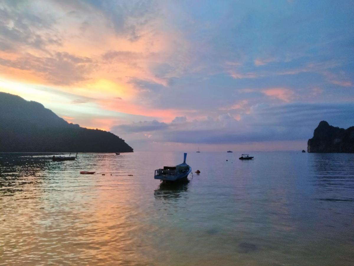 Dalum Beachhouse Phi Phi Islands Exterior photo